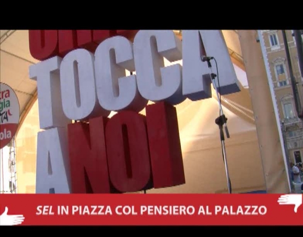 sel-in-piazza-mentre-pensa-al-palazzo