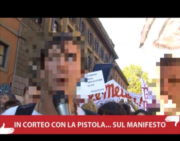 il-corteo-e-la-pistola