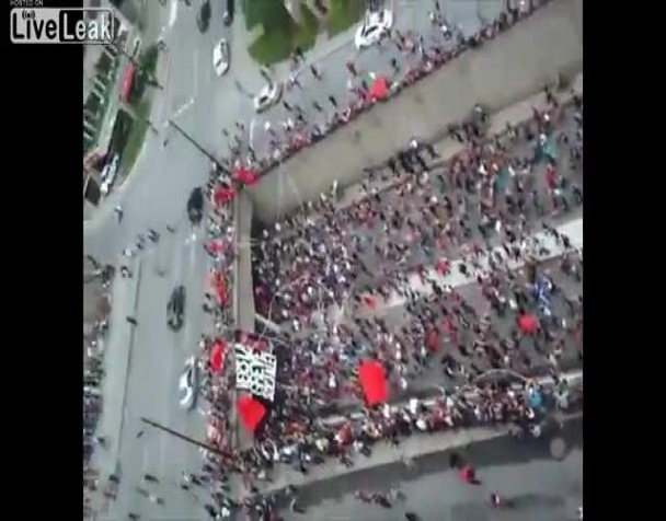 massive-demonstration-of-250000-dissenters-protesting-in-montreal