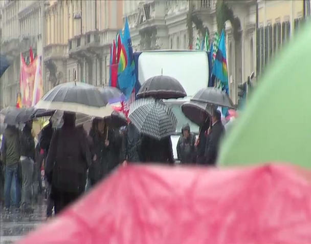 milano-sciopero-generale-cgil-cisl-uil-in-piazza