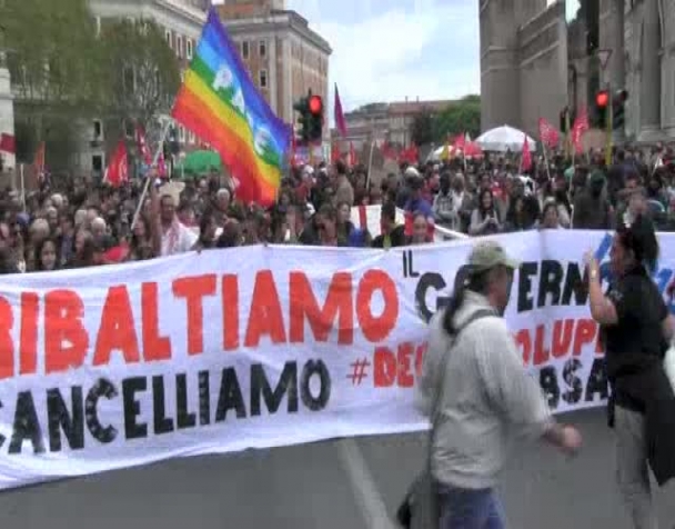 casa-diritti-lavoro-e-cariche-a-manifestanti-e-al-videoreporter-di-liberatv