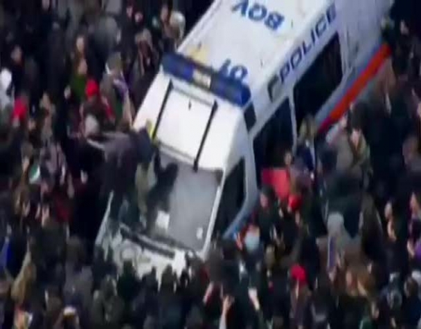 londra-gli-studenti-assediano-il-parlamento