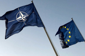 Bandiere UE e NATO