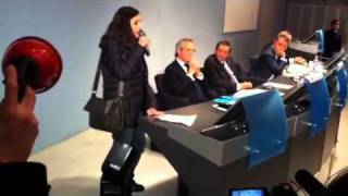 alessandria-studenti-e-precari-conquistano-il-microfono-e-contestano-profumo