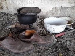 scarpe e oggetti dei migranti a Trieste