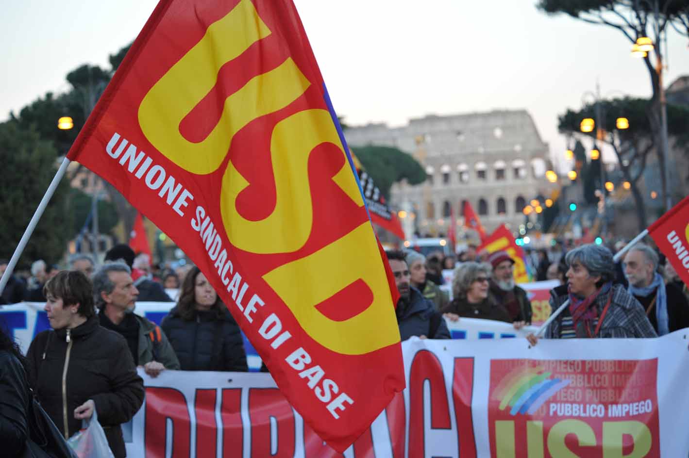 Primavera romana: decine di migliaia in piazza con Roma Non si Vende